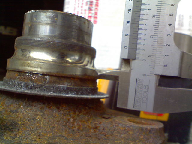 WE COULD REMOVE THIS PART OF THE OLD BEARING RACE....AND MACHINE IT DOWN TO 5MM AS A SPACER.jpg